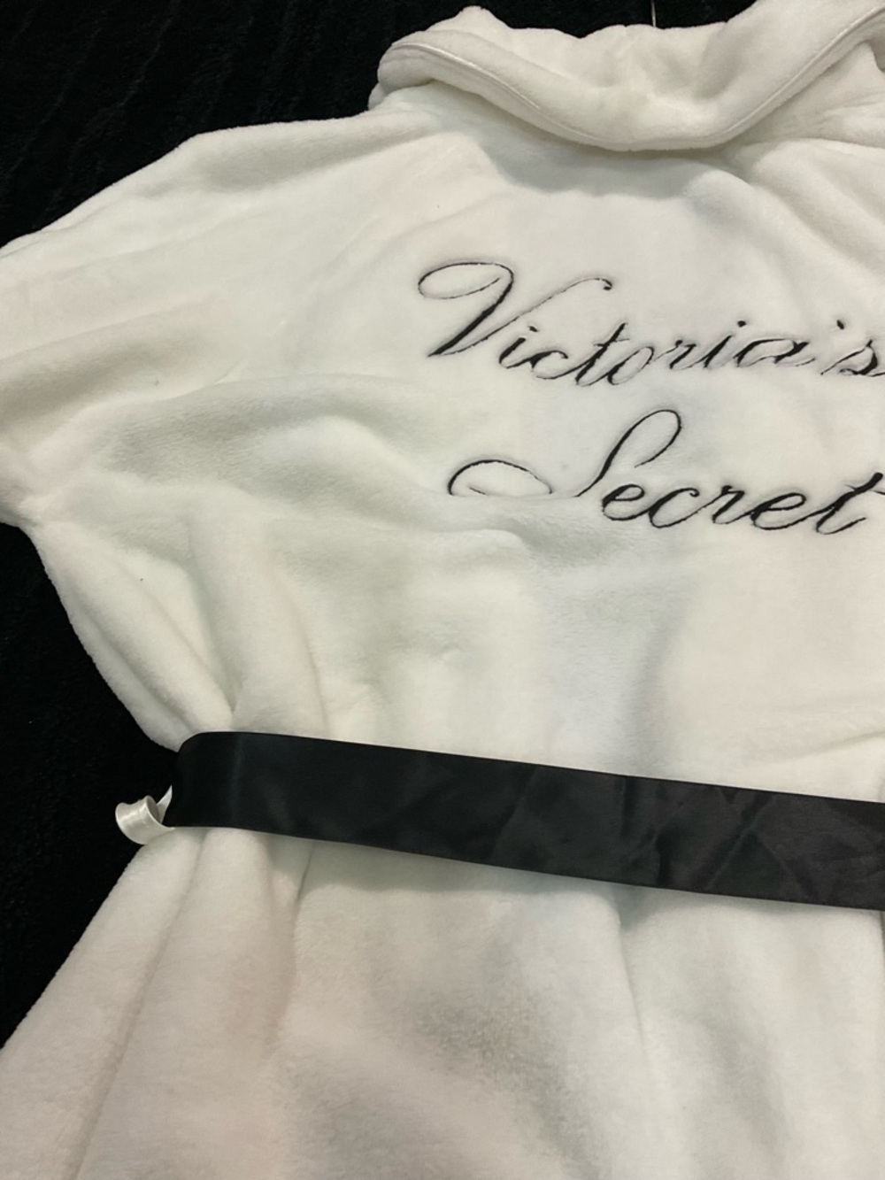 Victoria's Secret White Plush Robe with Black Belt - Picture 12 of 12